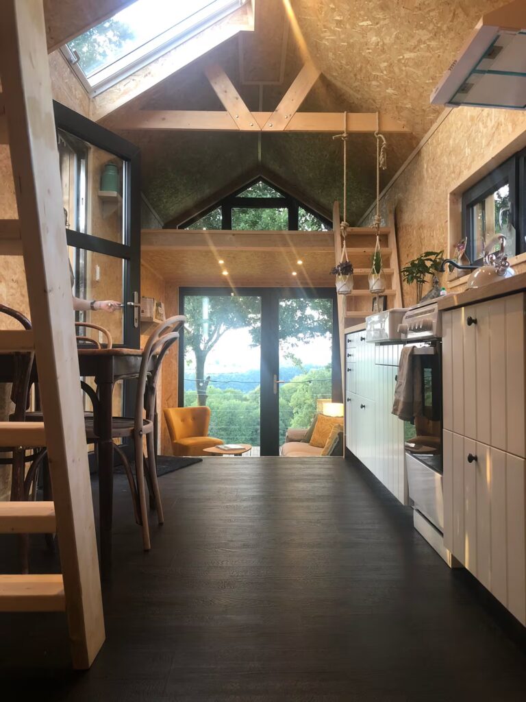 Intérieur de la Tiny House, hébergement écologique au Domaine de Hurlevent à Aywaille