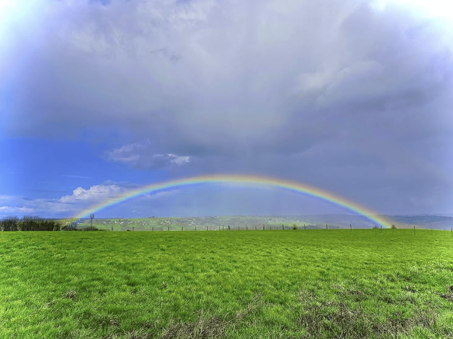 Arc-en-ciel au-dessus des prairies du Domaine de Hurlevent à Aywaille