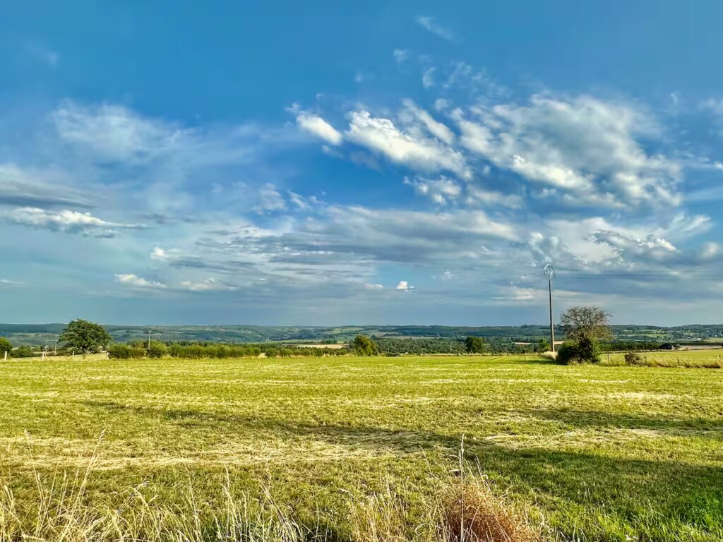 Paysage rural et champs autour du Domaine de Hurlevent, ferme en pleine nature à Aywaille en Wallonie