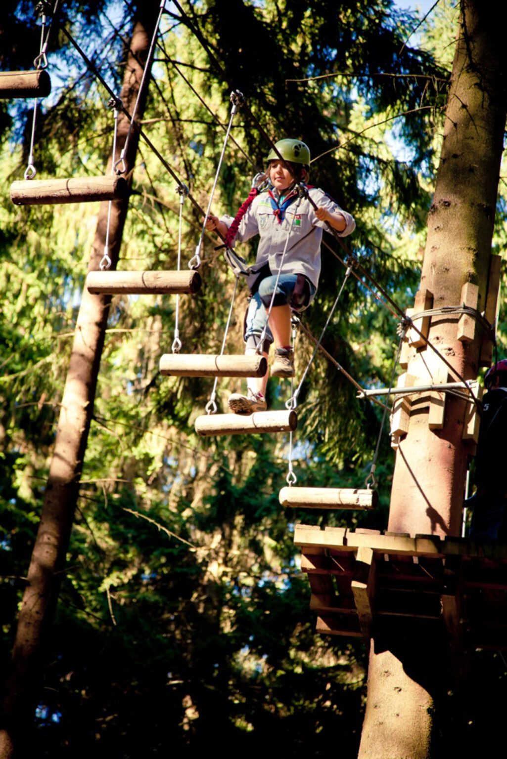 Parcours aventure dans les arbres au parc Forestia, activité accrobranche pour enfants et familles en Wallonie