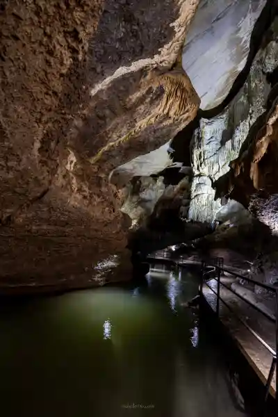 Rivière souterraine et galeries des Grottes de Remouchamps à Aywaille en Wallonie