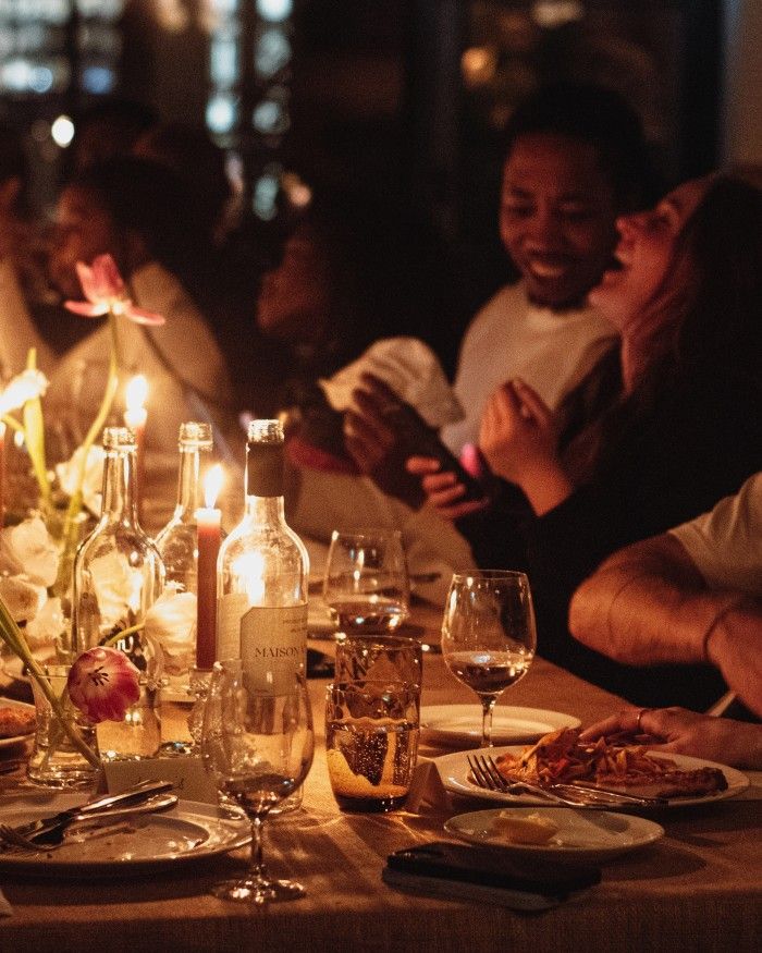 Soirée culinaire conviviale au Domaine de Hurlevent, table éclairée à la bougie et moment de partage autour de saveurs locales