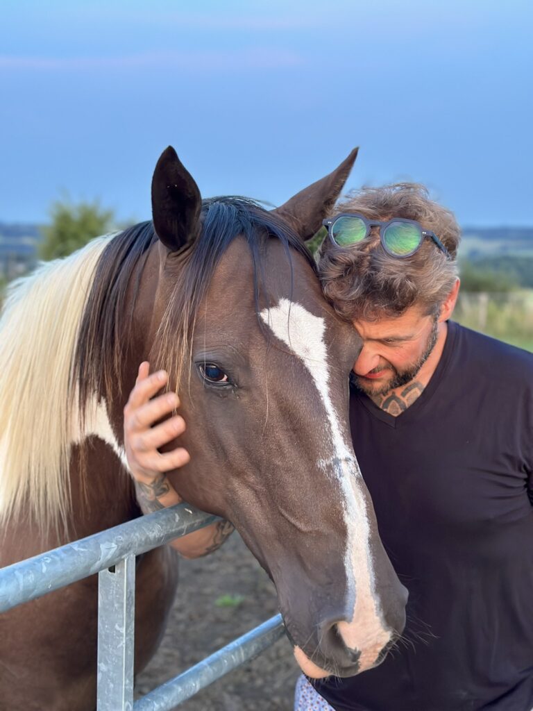 Lionel, fondateur du Domaine de Hurlevent, en moment de complicité avec l’un de ses chevaux